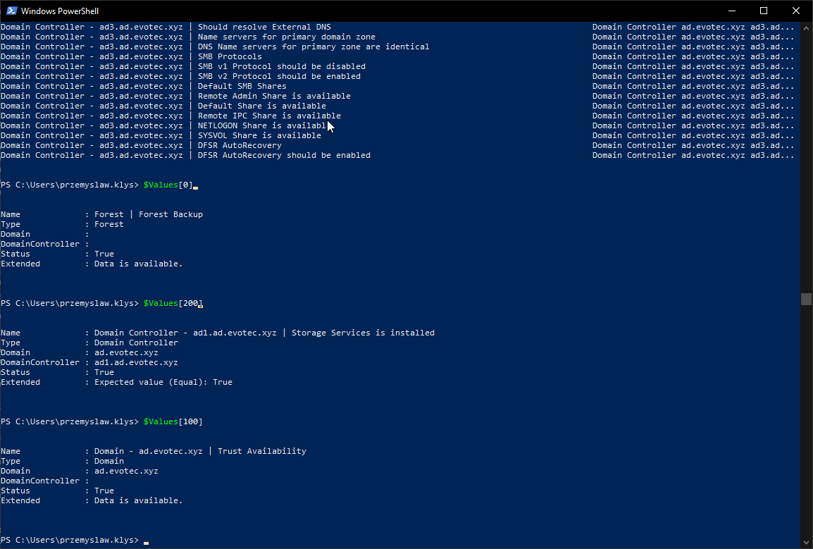 Widok przegladarki na raport HTML z tabela podsumowania i czerwono zielonymi wynikami.