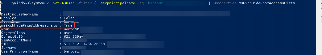 Wynik PowerShell pokazujący msExchHideFromAddressLists ustawione na True