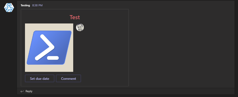 Podstawowa karta adaptacyjna w Microsoft Teams z dwoma obrazami, tytułem i przyciskami akcji