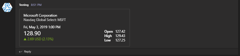 Karta adaptacyjna z podsumowaniem akcji Microsoft w Microsoft Teams z ceną i danymi rynkowymi
